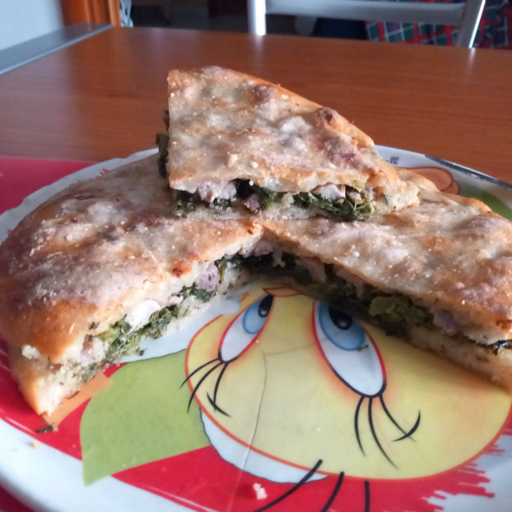 Immagine di Pizza ripiena salsiccia e friarielli