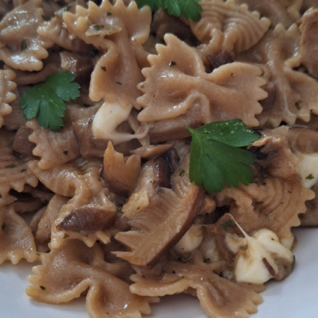 Immagine di Farfalle integrali con funghi e provola